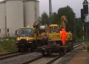 Gleisbauzug im Bereich des ESTW Frohburg mit Zweiwegebagger